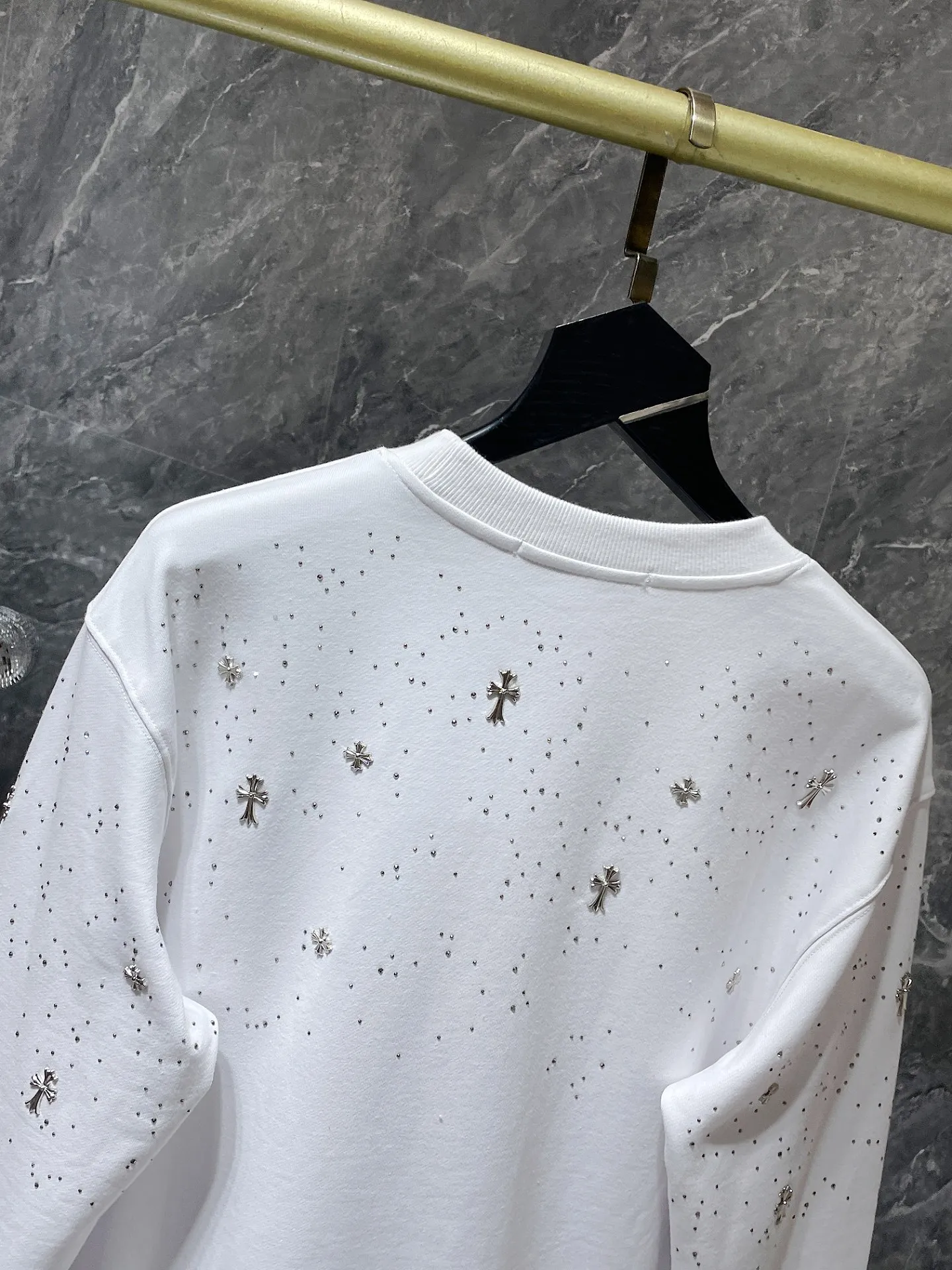 P240 Chrome Hearts Autumn and Winter 2025 New products are available at the counter at the same time. High-weight, environmentally friendly and high-quality top-quality fabrics. Starry cross round neck sweatshirt. Imported environmentally friendly glue printing and dyeing. Counters at the same time. Re-engraved version 1:1. Recommended color: black. White. Size: S, M, L, XL.